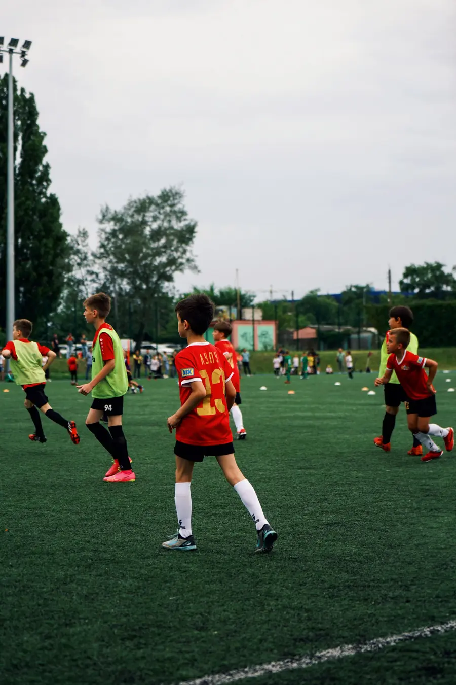 Jóvenes jugadores entrenando en un campo de césped artificial