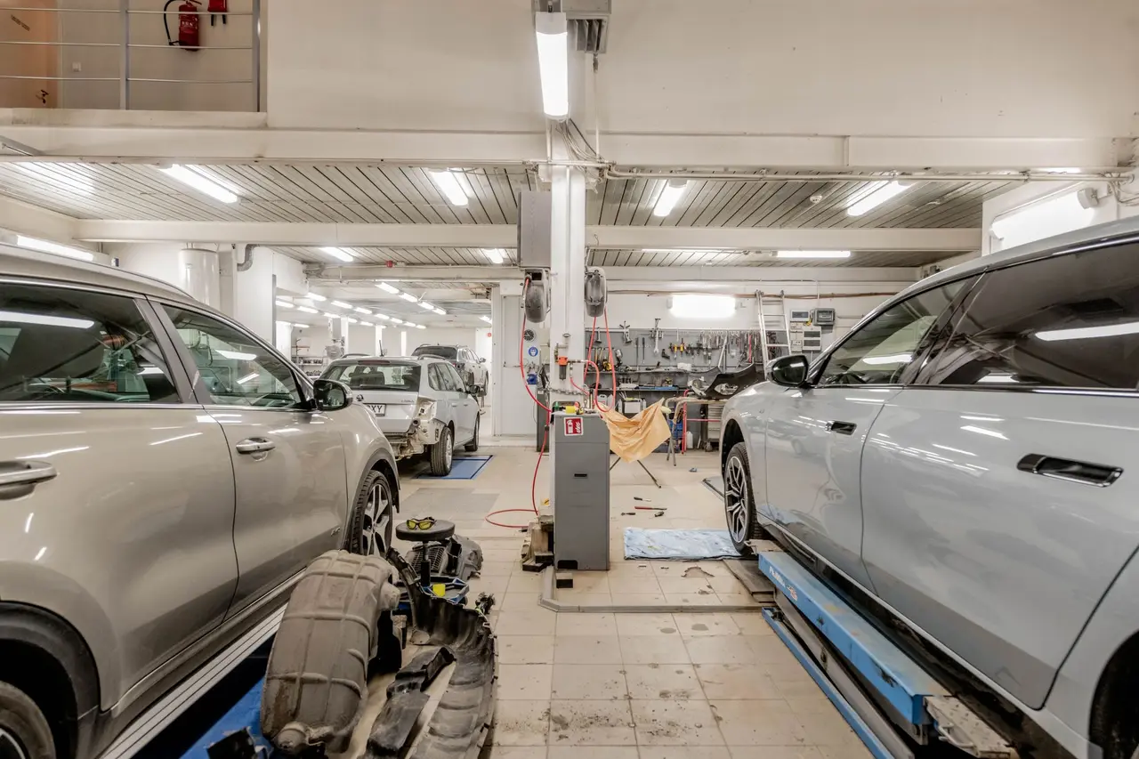 Un’officina pulita con auto sui ponti sollevatori