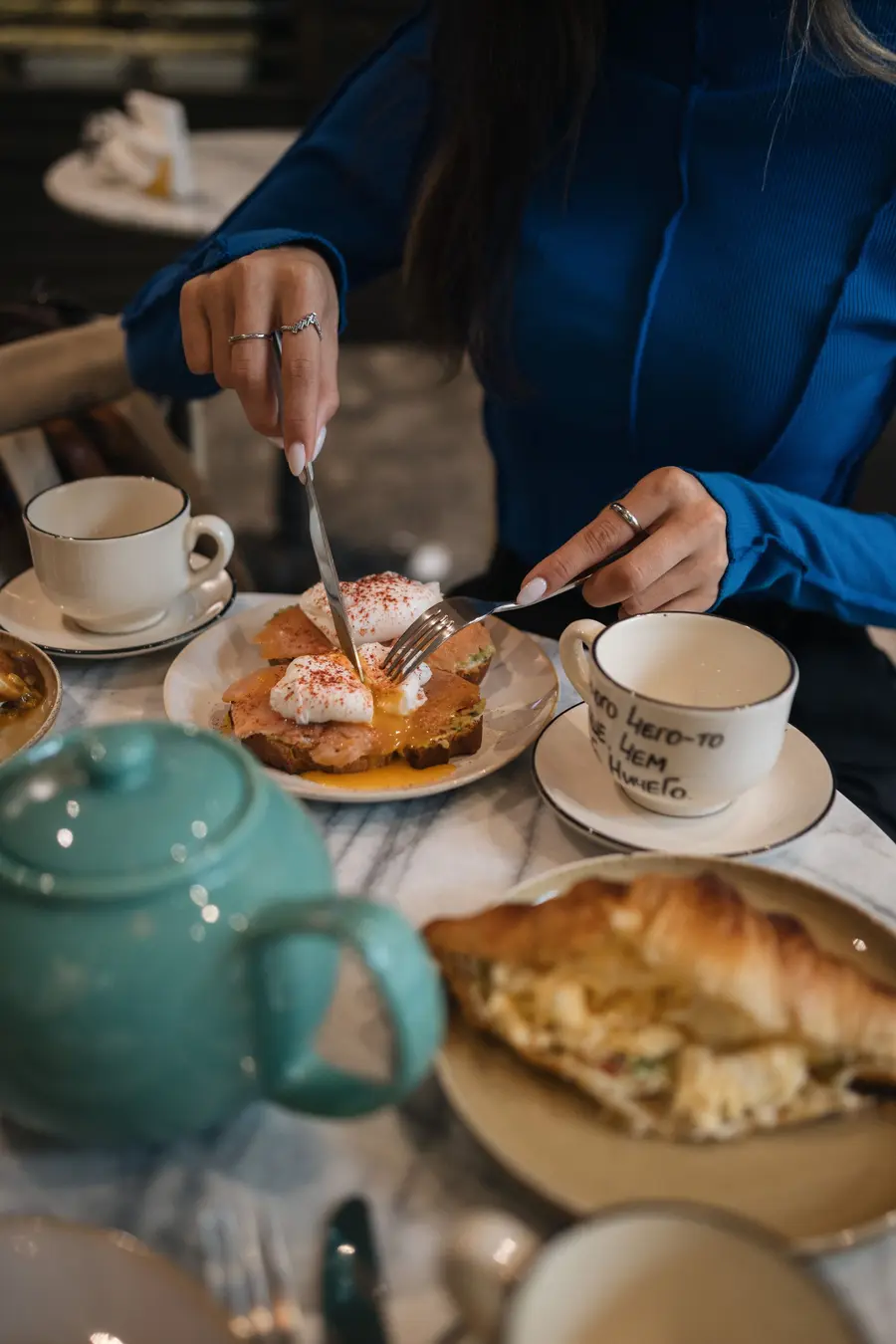 Frühstück mit Tee und Gebäck