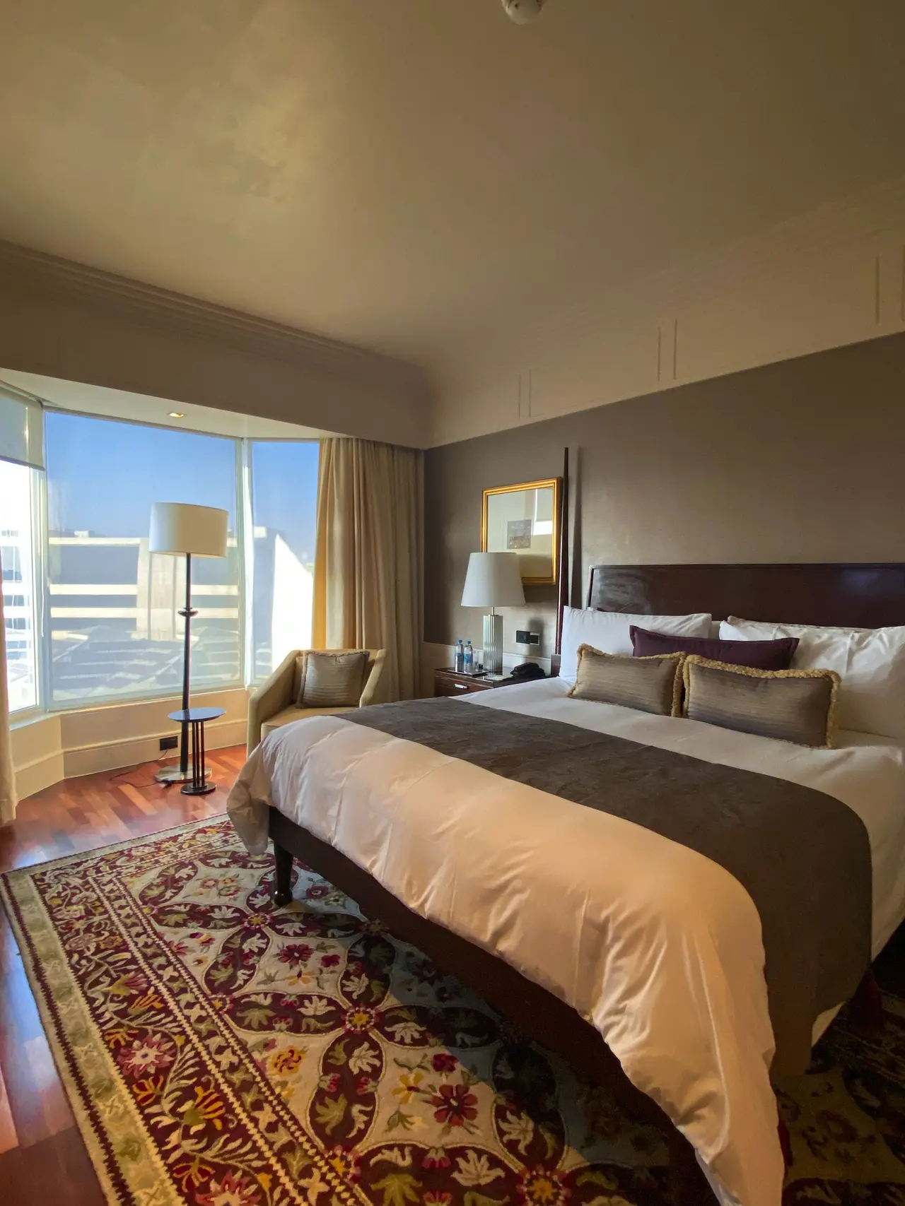 Ein helles Gästezimmer mit Doppelbett am Fenster