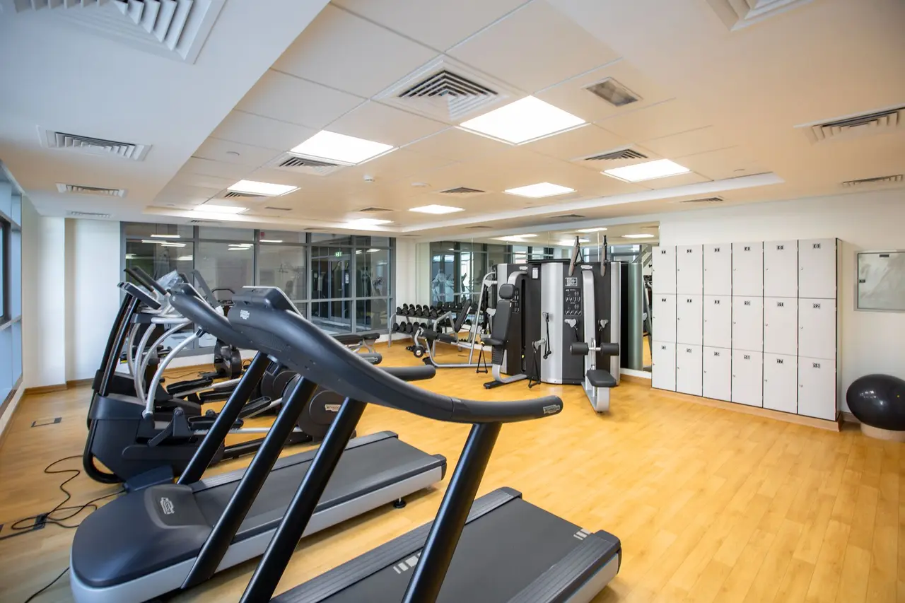 Una sala pesi luminosa con tapis roulant e macchine isotoniche